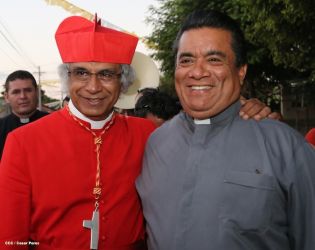 Feligreses de parroquia Espíritu Santo reciben gozosos al Cardenal Brenes