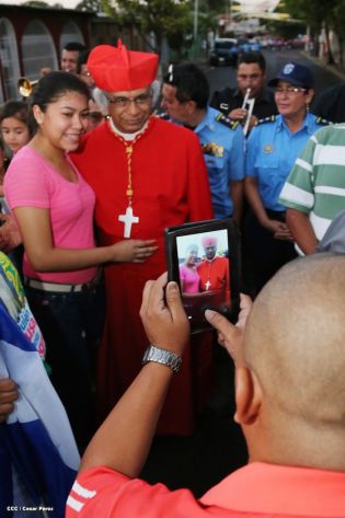 Feligreses de parroquia Espíritu Santo reciben gozosos al Cardenal Brenes
