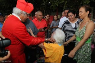 Feligreses de parroquia Espíritu Santo reciben gozosos al Cardenal Brenes