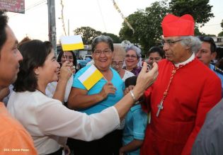 Feligreses de parroquia Espíritu Santo reciben gozosos al Cardenal Brenes
