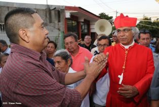 Feligreses de parroquia Espíritu Santo reciben gozosos al Cardenal Brenes