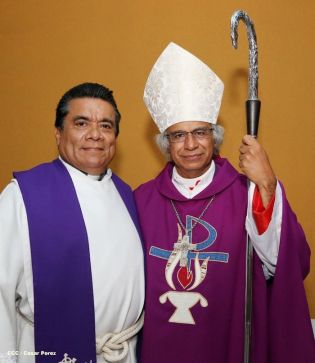 Feligreses de parroquia Espíritu Santo reciben gozosos al Cardenal Brenes