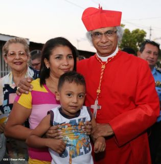 Feligreses de parroquia Espíritu Santo reciben gozosos al Cardenal Brenes