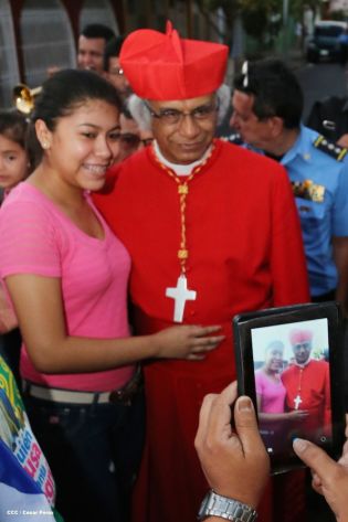 Feligreses de parroquia Espíritu Santo reciben gozosos al Cardenal Brenes