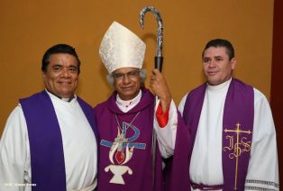 Feligreses de parroquia Espíritu Santo reciben gozosos al Cardenal Brenes