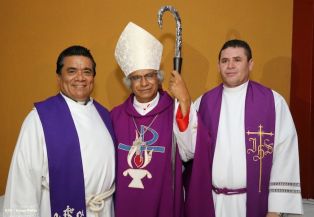 Feligreses de parroquia Espíritu Santo reciben gozosos al Cardenal Brenes