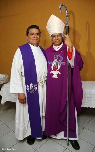 Feligreses de parroquia Espíritu Santo reciben gozosos al Cardenal Brenes