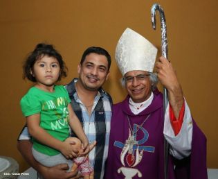 Feligreses de parroquia Espíritu Santo reciben gozosos al Cardenal Brenes