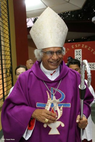 Feligreses de parroquia Espíritu Santo reciben gozosos al Cardenal Brenes