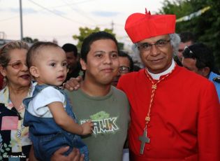 Feligreses de parroquia Espíritu Santo reciben gozosos al Cardenal Brenes