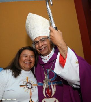 Feligreses de parroquia Espíritu Santo reciben gozosos al Cardenal Brenes
