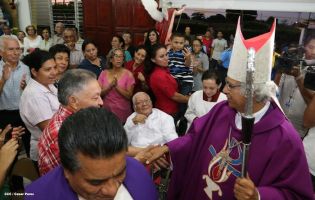 Feligreses de parroquia Espíritu Santo reciben gozosos al Cardenal Brenes