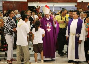 Feligreses de parroquia Espíritu Santo reciben gozosos al Cardenal Brenes