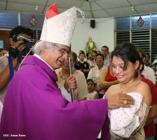 Feligreses de parroquia Espíritu Santo reciben gozosos al Cardenal Brenes