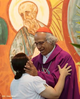 Feligreses de parroquia Espíritu Santo reciben gozosos al Cardenal Brenes
