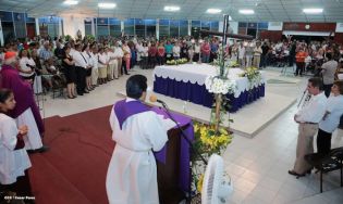 Feligreses de parroquia Espíritu Santo reciben gozosos al Cardenal Brenes