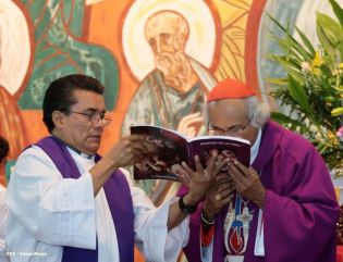Feligreses de parroquia Espíritu Santo reciben gozosos al Cardenal Brenes