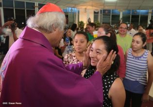 Feligreses de parroquia Espíritu Santo reciben gozosos al Cardenal Brenes