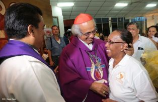 Feligreses de parroquia Espíritu Santo reciben gozosos al Cardenal Brenes