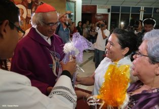 Feligreses de parroquia Espíritu Santo reciben gozosos al Cardenal Brenes