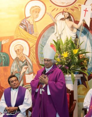 Feligreses de parroquia Espíritu Santo reciben gozosos al Cardenal Brenes