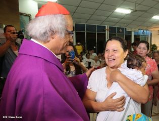 Feligreses de parroquia Espíritu Santo reciben gozosos al Cardenal Brenes