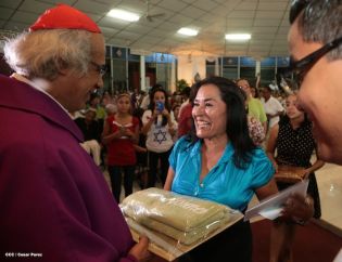 Feligreses de parroquia Espíritu Santo reciben gozosos al Cardenal Brenes