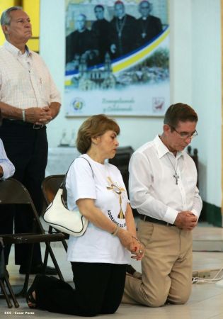 Feligreses de parroquia Espíritu Santo reciben gozosos al Cardenal Brenes