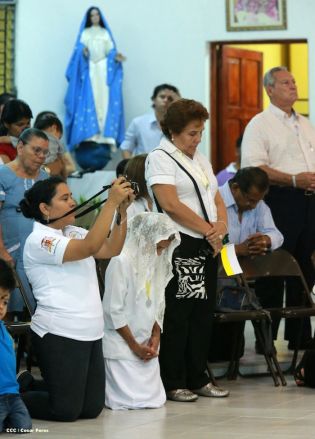 Feligreses de parroquia Espíritu Santo reciben gozosos al Cardenal Brenes