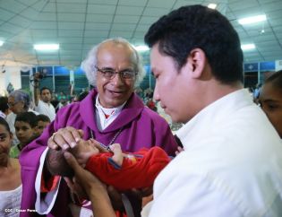 Feligreses de parroquia Espíritu Santo reciben gozosos al Cardenal Brenes