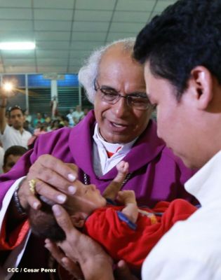 Feligreses de parroquia Espíritu Santo reciben gozosos al Cardenal Brenes