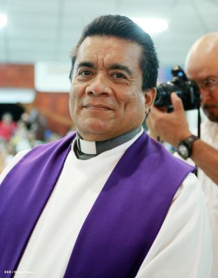 Feligreses de parroquia Espíritu Santo reciben gozosos al Cardenal Brenes