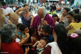 Feligreses de parroquia Espíritu Santo reciben gozosos al Cardenal Brenes