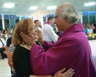 Feligreses de parroquia Espíritu Santo reciben gozosos al Cardenal Brenes