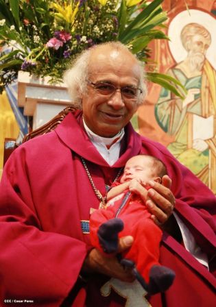 Feligreses de parroquia Espíritu Santo reciben gozosos al Cardenal Brenes