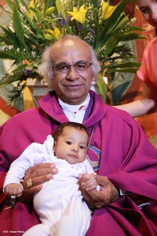 Feligreses de parroquia Espíritu Santo reciben gozosos al Cardenal Brenes