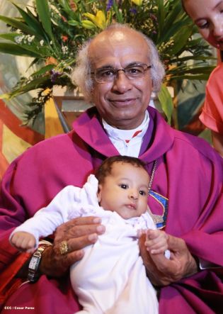 Feligreses de parroquia Espíritu Santo reciben gozosos al Cardenal Brenes