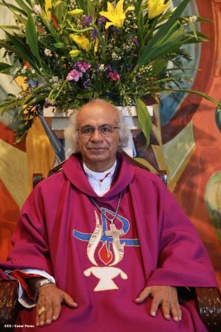 Feligreses de parroquia Espíritu Santo reciben gozosos al Cardenal Brenes