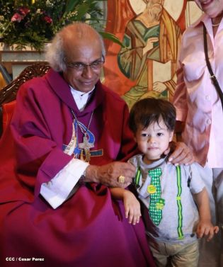 Feligreses de parroquia Espíritu Santo reciben gozosos al Cardenal Brenes