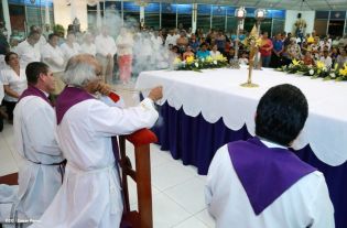 Feligreses de parroquia Espíritu Santo reciben gozosos al Cardenal Brenes