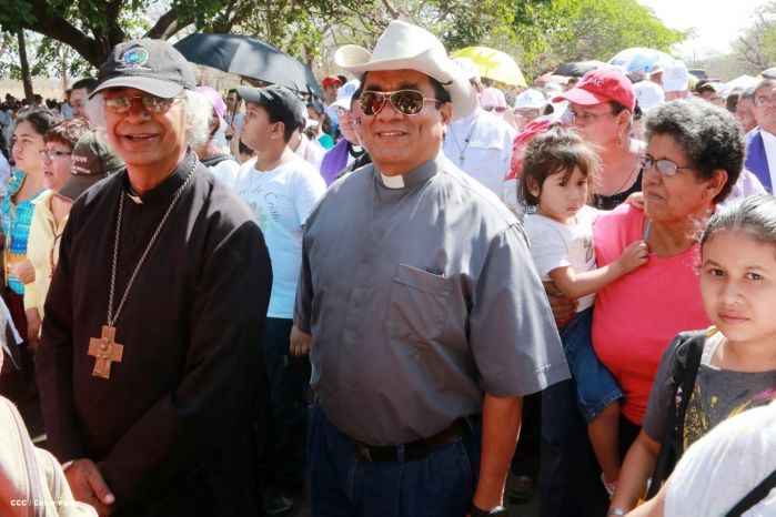 Realizan tercera peregrinación y Viacrucis en La Conquista 
