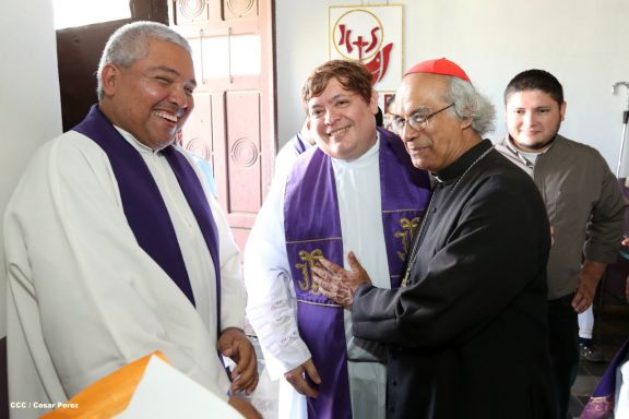 Realizan tercera peregrinación y Viacrucis en La Conquista 