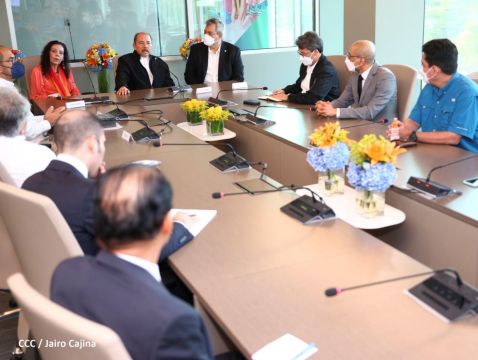 Presidente Daniel y Vicepresidenta Rosario en visita a la sede del BCIE en Managua 