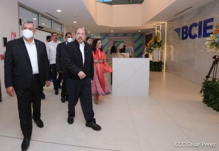 Presidente Daniel y Vicepresidenta Rosario en visita a la sede del BCIE en Managua 