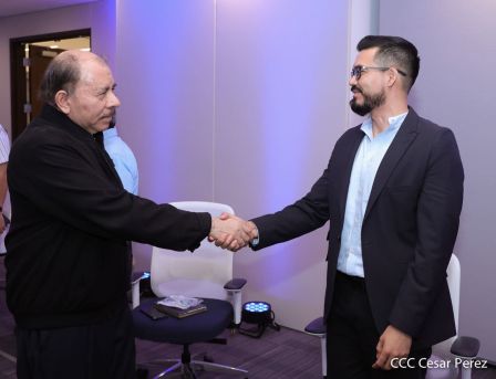 Presidente Daniel y Vicepresidenta Rosario en visita a la sede del BCIE en Managua 