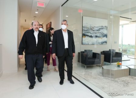 Presidente Daniel y Vicepresidenta Rosario en visita a la sede del BCIE en Managua 