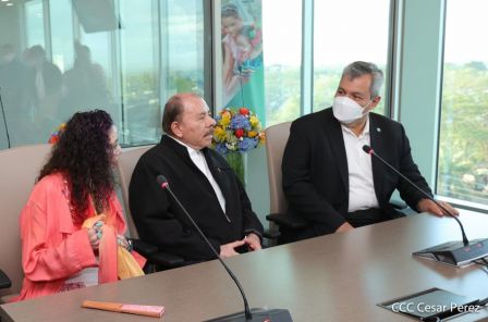 Presidente Daniel y Vicepresidenta Rosario en visita a la sede del BCIE en Managua 