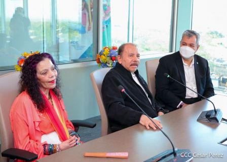 Presidente Daniel y Vicepresidenta Rosario en visita a la sede del BCIE en Managua 