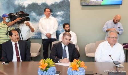 Presidente Daniel y Vicepresidenta Rosario en visita a la sede del BCIE en Managua 