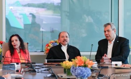 Presidente Daniel y Vicepresidenta Rosario en visita a la sede del BCIE en Managua 